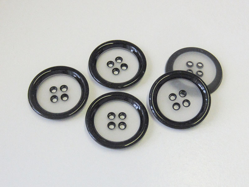 www.Knopfparadies.de - 3136ts - Große Vierloch Kunststoffknöpfe in Schwarz und Transparent