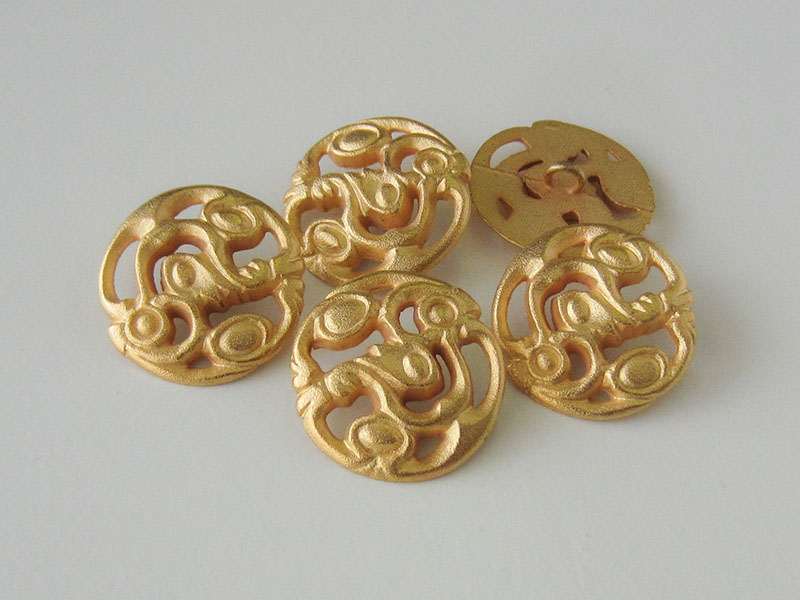 www.Knopfparadies.de - z435go - Phantasievolle Metallknöpfe in Gold mit Durchbruch Muster
