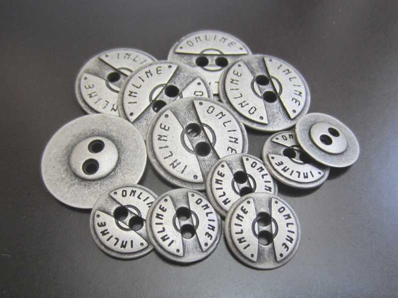Sportlich moderner  altsilberfb. Zweiloch Metall Knopf