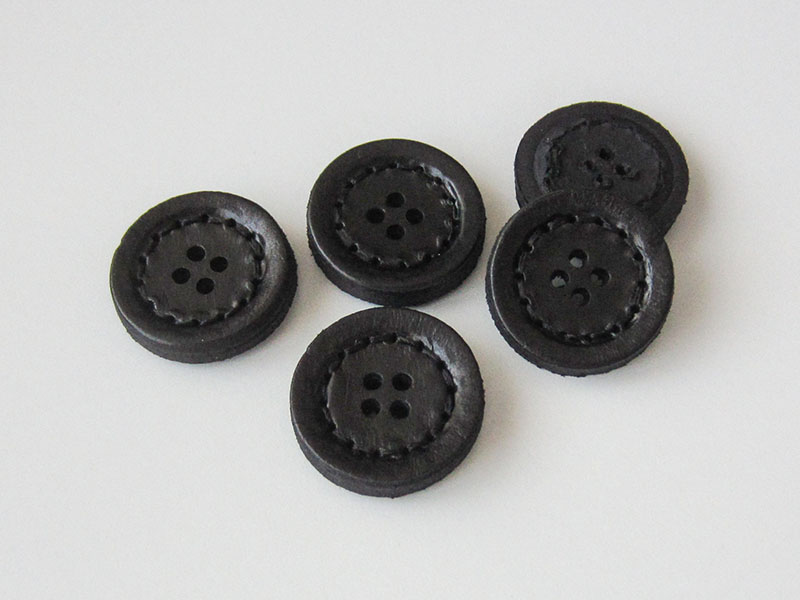 www.knopfparadies.de - 3126sc - Schwarze Lederknöpfe, flach mit vier Löchern und Ziernaht