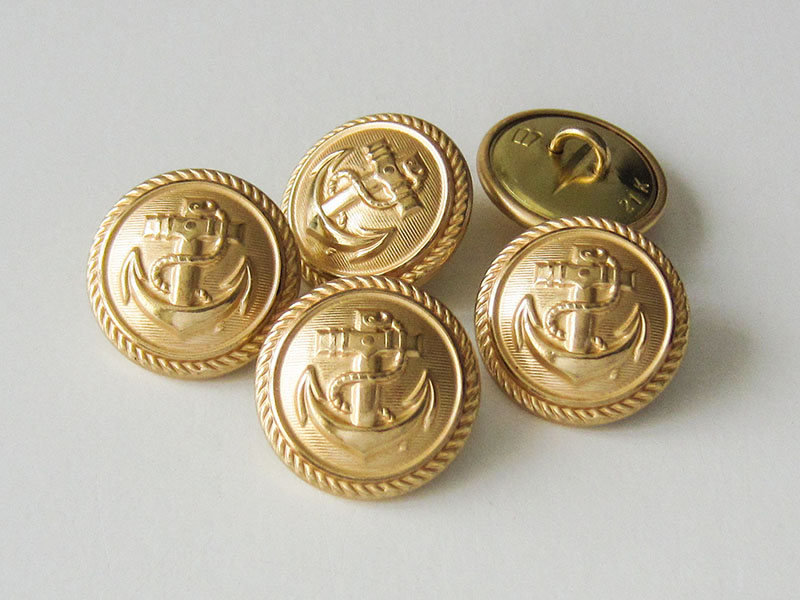 Hochwertig verarbeitete, goldfarbene Uniformknöpfe aus Metallblech mit Marine Motiv