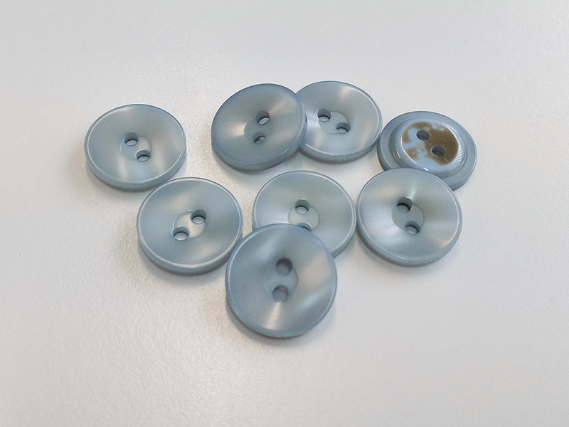 www.knopfparadies.de - 3582bb - Blass hellblaue Kunststoffknöpfe mit zwei Knopflöchern