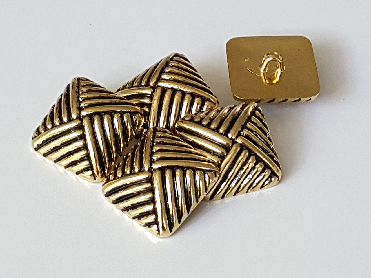 Altgoldfarbene quadratische Kunststoff Knöpfe