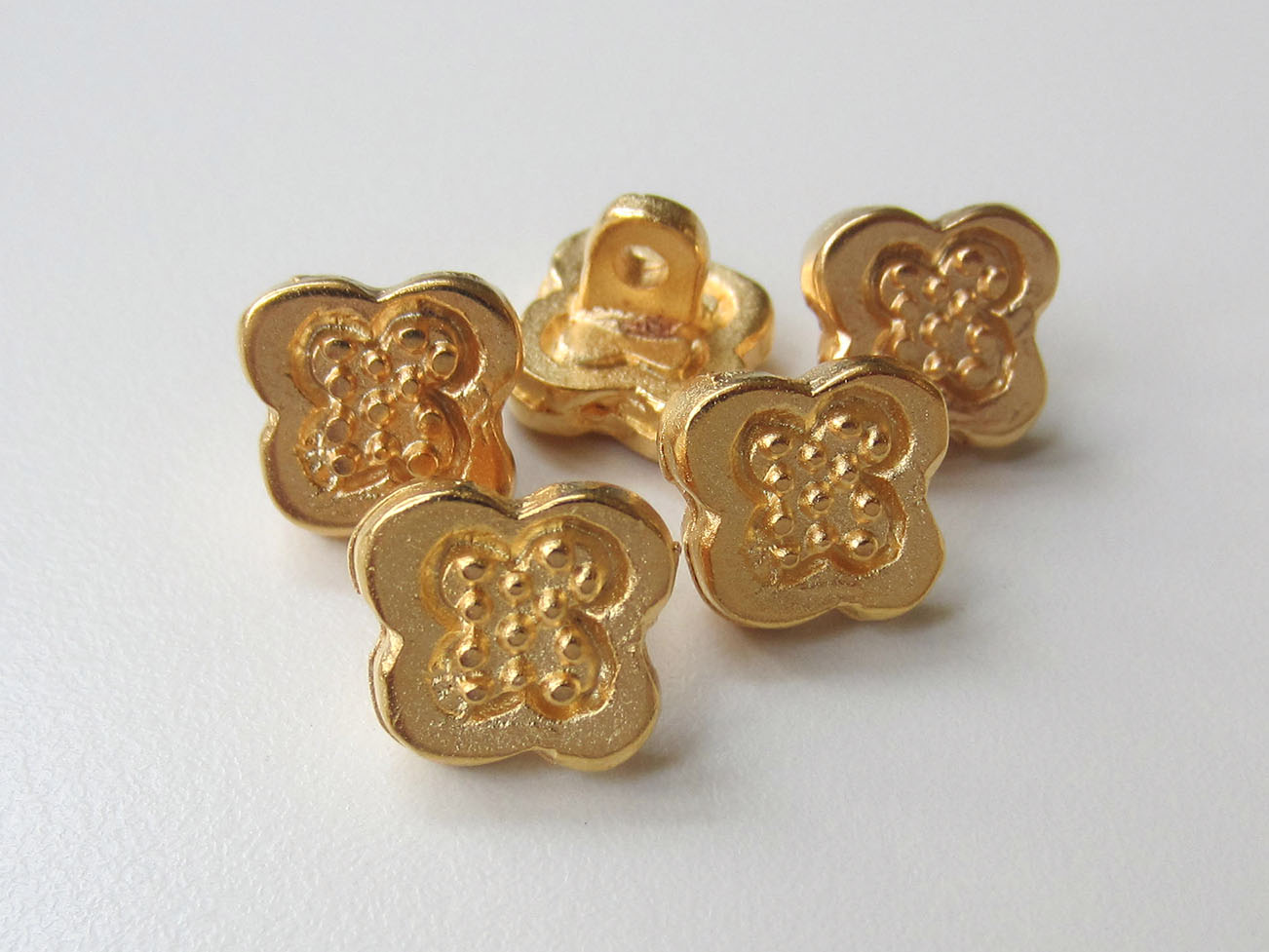 Eigenwilliger matt goldfb. Metall Knopf in Blumen Form