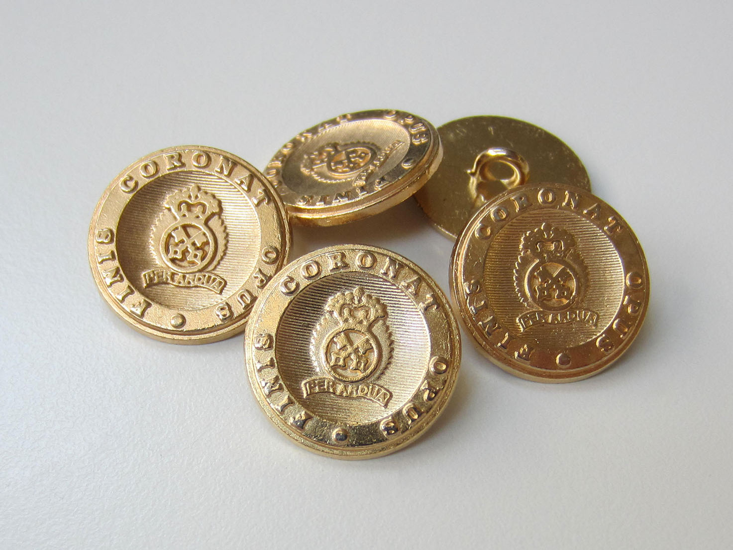 Eleganter matt goldfarbener Wappen Metall Knopf
