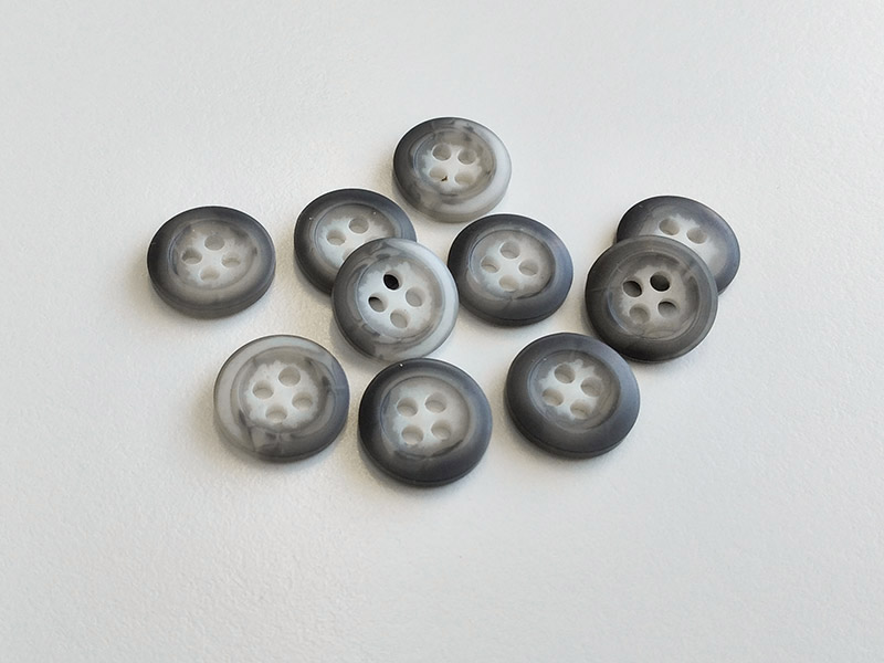 www.knopfparadies.de - 6380gr - Zeitlose Blusenknöpfe, grau meliert