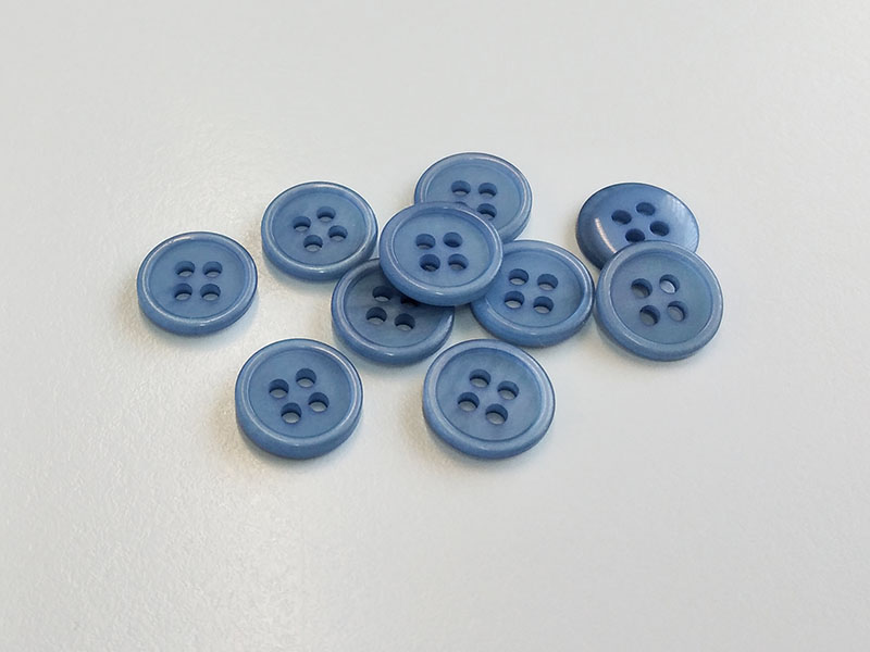 www.knopfparadies.de - 6587bl - Blau schimmernde Kunststoffknöpfe mit vier Löchern