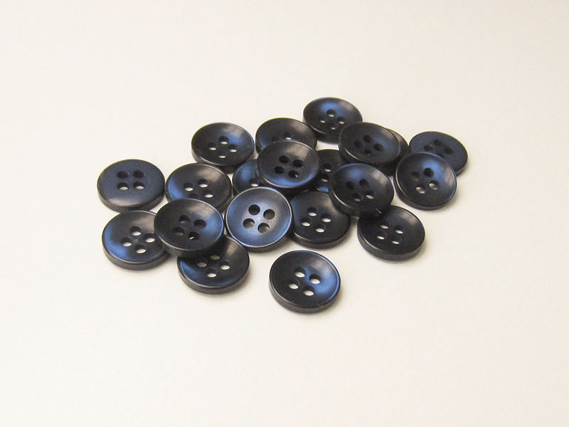 Kleine blaue Vierloch Blusen- oder Hemdknöpfe aus Kunststoff