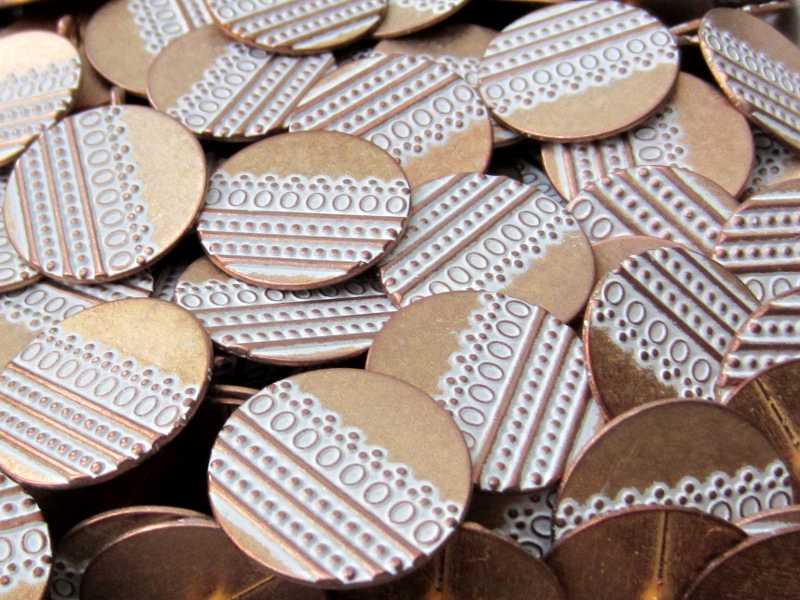 Kupfer-goldfb. Metallknopf mit weißem Nostalgie Muster