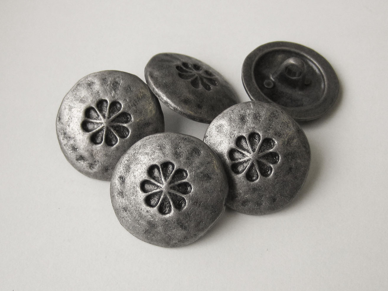 Alt wirkender altsilberfb. Metall Ösen Knopf mit Blume