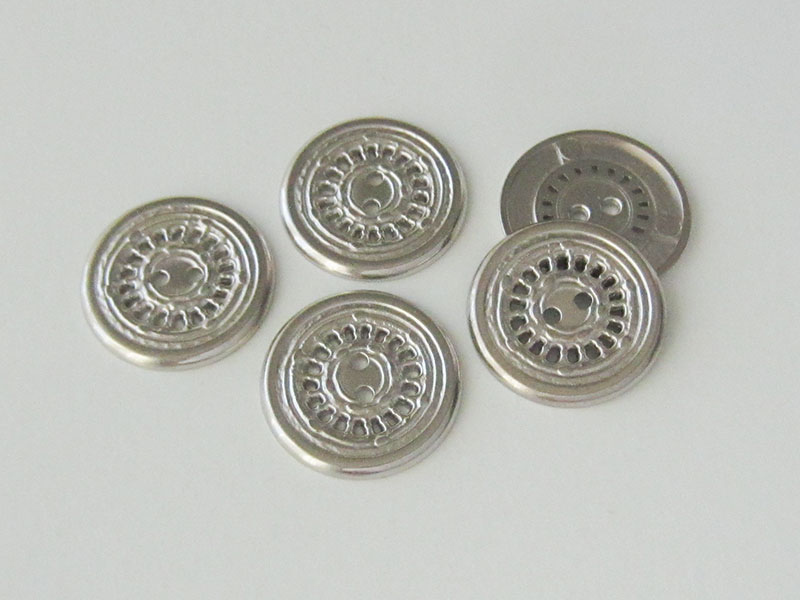 www.Knopfparadies.de - 5959si - Originelle Zweilochknöpfe aus Metall in Silber mit Durchbruch