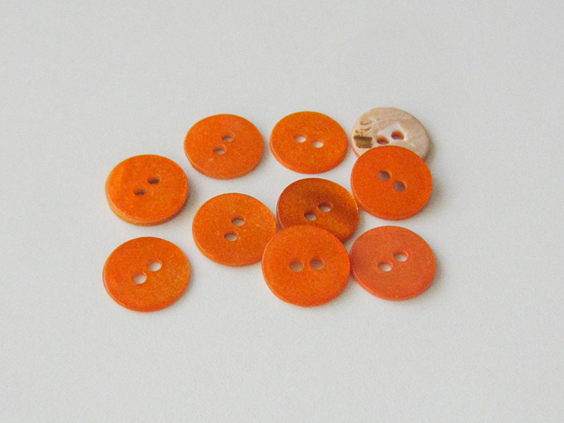 www.knopfparadies.de - 2387cl - Orange eingefärbte Perlmuttknöpfe mit zwei Löchern