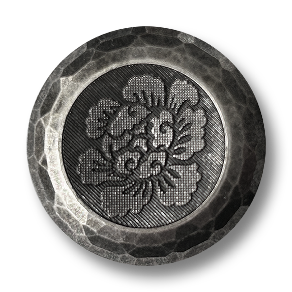 www.knopfparadies.de  - 0505si - Metall Ösenknopf alt silber Blütenmotiv gehämmerter Rand Vintage