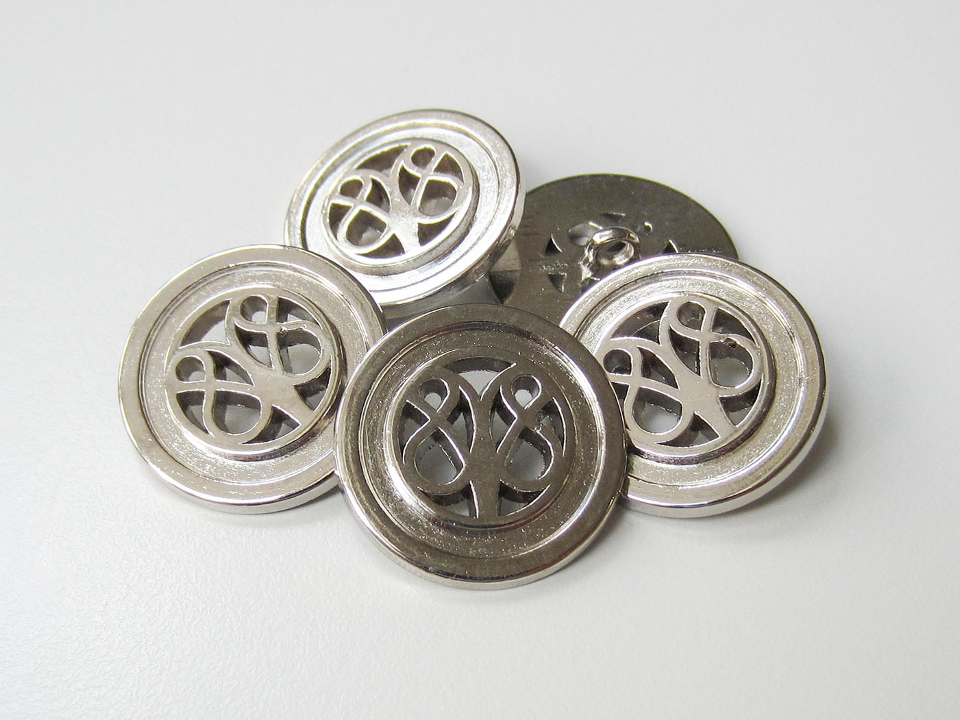 www.knopfparadies.de - 0426sg - Glänzend silberfarbene Metallknöpfe mit Durchbruch