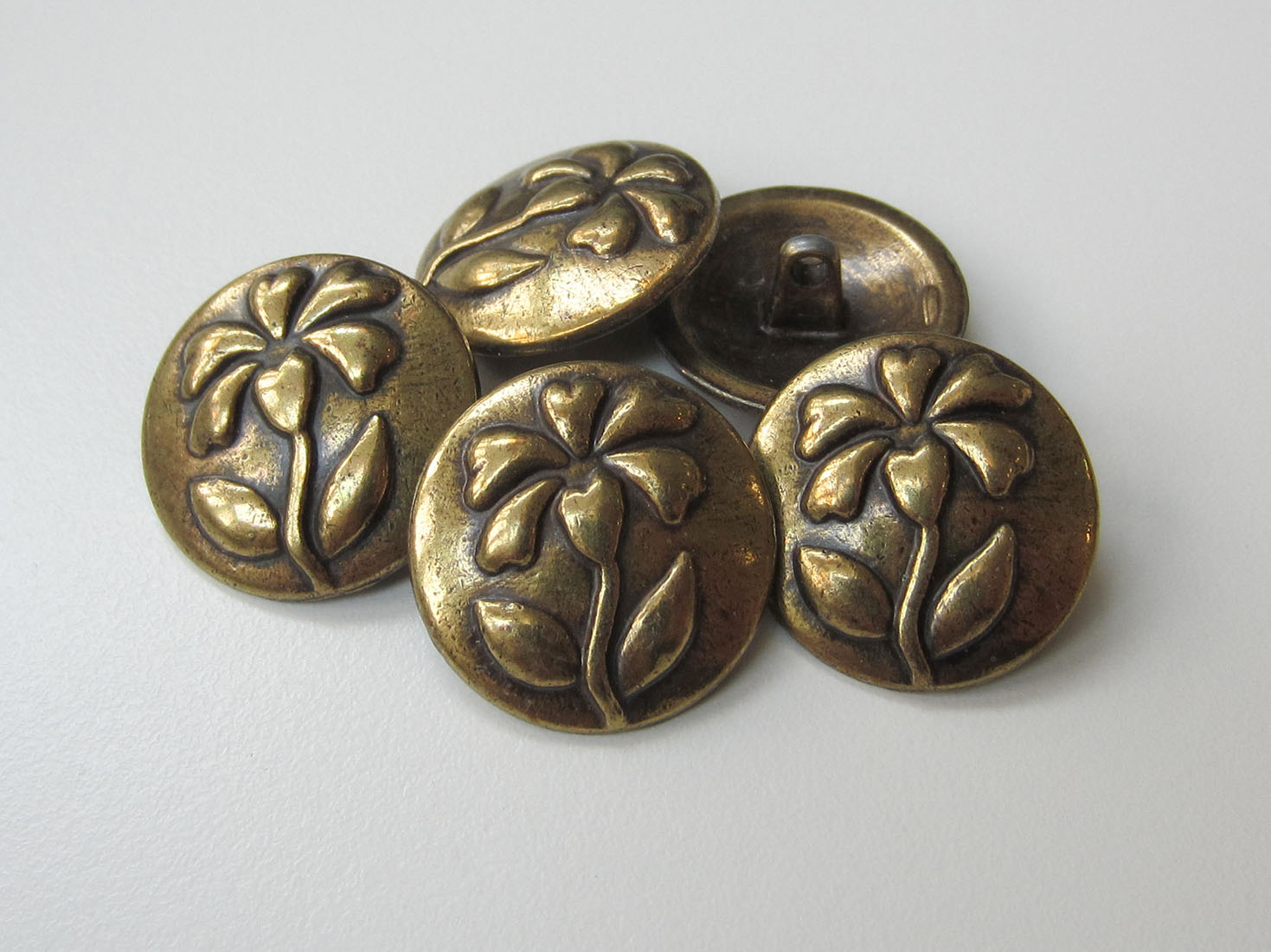 Edler glänzend messingfarb. Blumen Knopf aus Metall