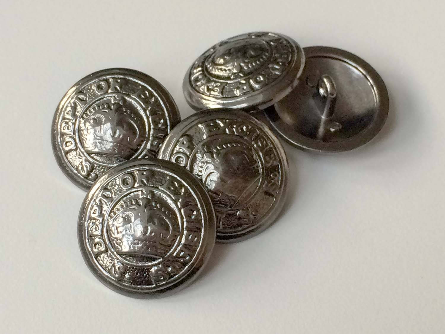 Eleganter eisenfb. Metall Knopf mit Krone & Inschrift