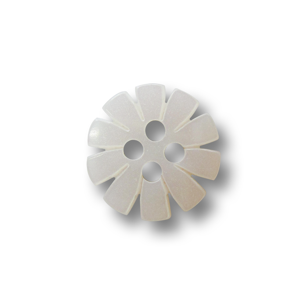 Kleiner Blumen Knopf in Perlmuttweiß aus Kunststoff mit vier Knopflöchern