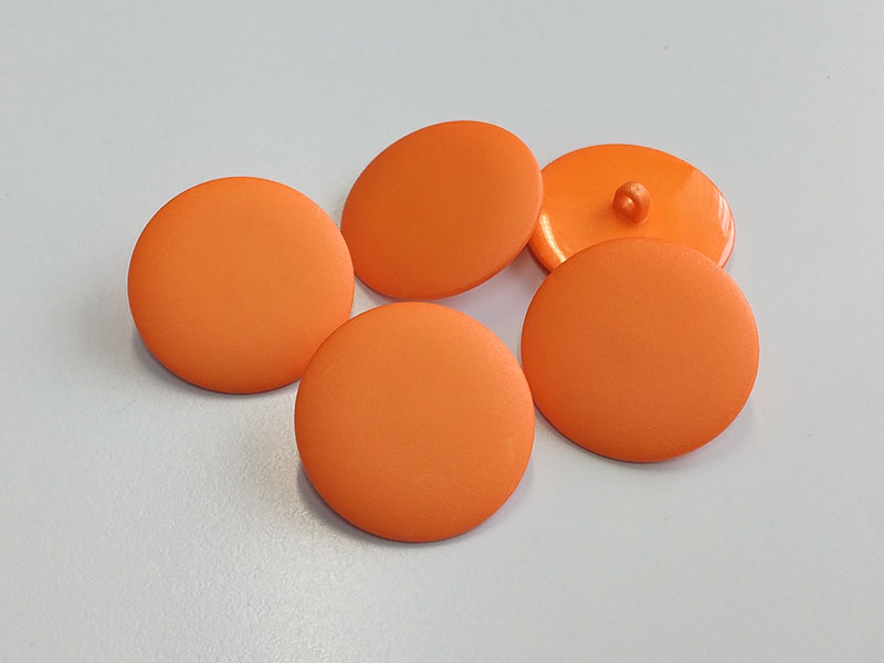 www.knopfparadies.de - 4686or - Leuchtend orange eingefärbte Mantelknöpfe mit Öse
