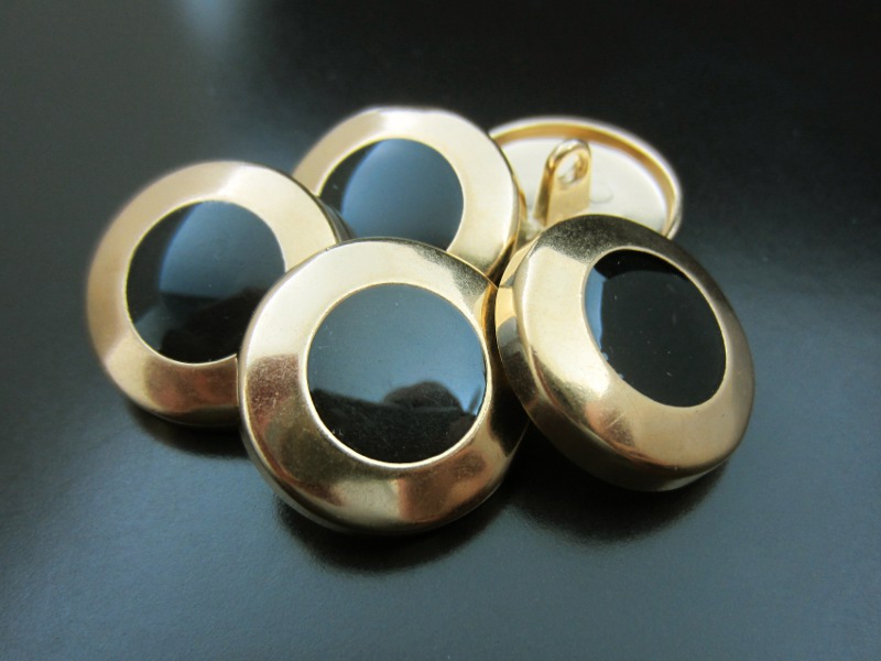 Gold-schwarzer edler Metallknopf