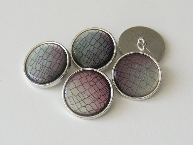 www.Knopfparadies.de - 1673ls - Silberne Metallknöpfe mit lila grauem Reptil Muster