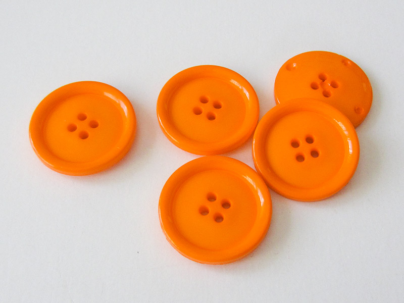 www.knopfparadies.de - 1677no - Neon Orangefarbene Kunststoffknöpfe mit vier Löchern