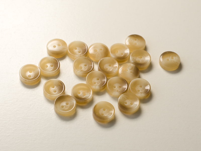 Hübscher marmorierter Blusenknopf in braun-beige
