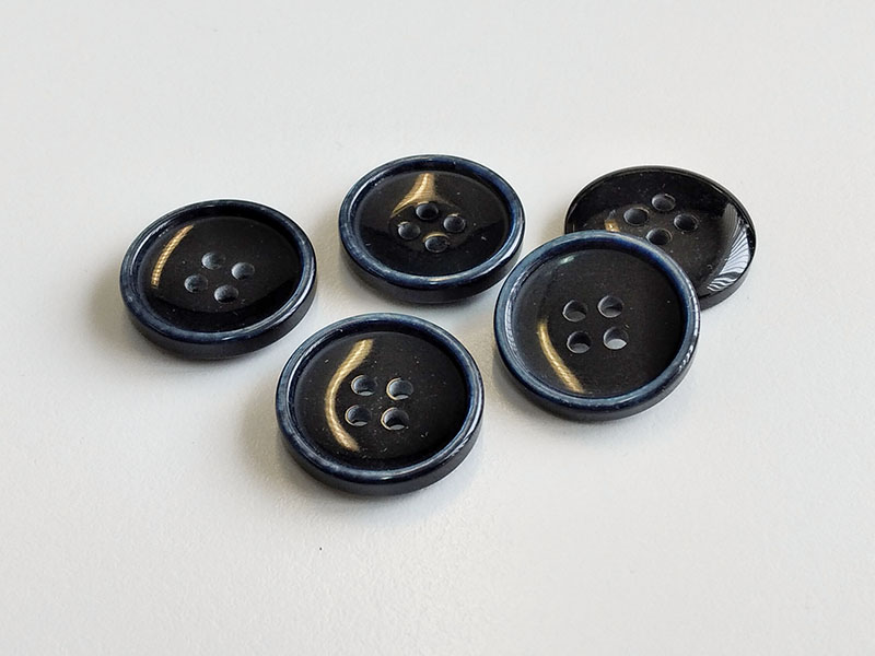 www.knopfparadies.de - 6025bl - Schwarze Kunststoffknöpfe mit blau schimmerndem Rand