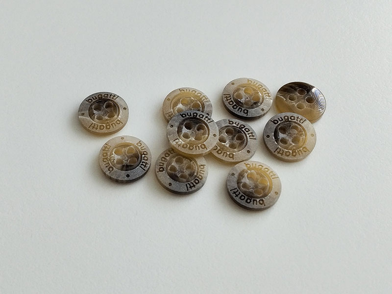 www.knopfparadies.de - 6686br - Kleine Blusenknöpfe aus Kunststoff in Hornoptik