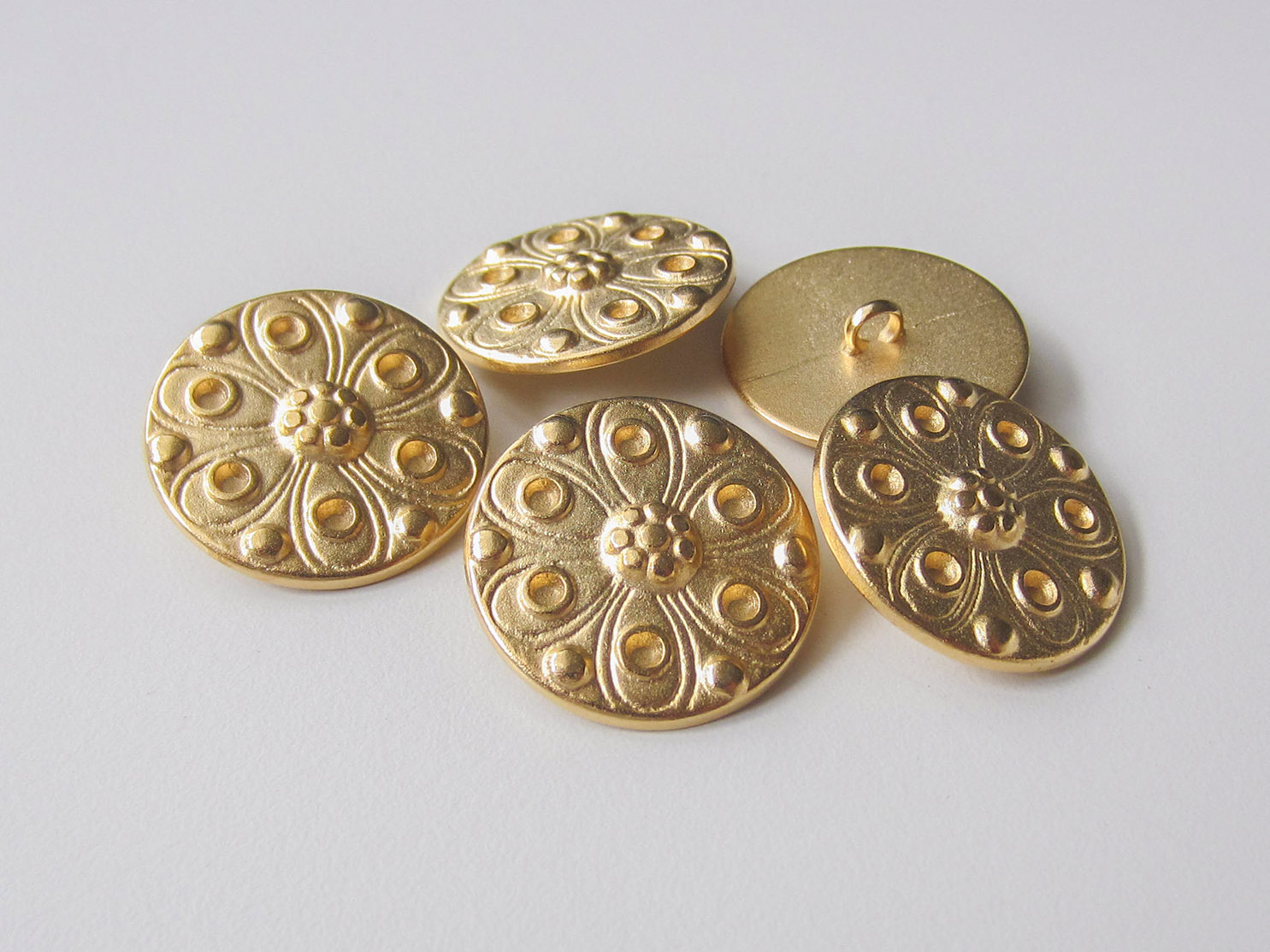 Romantischer großer goldfb. Metall Knopf wie Blume