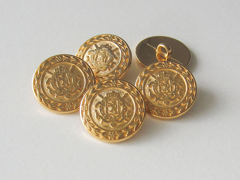Edler Metall Ösen Knopf mit Wappen Relief in glänzend Goldfarben