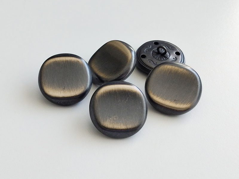Minimalistische Metallknöpfe in gebürsteter Zweiton-Optik
