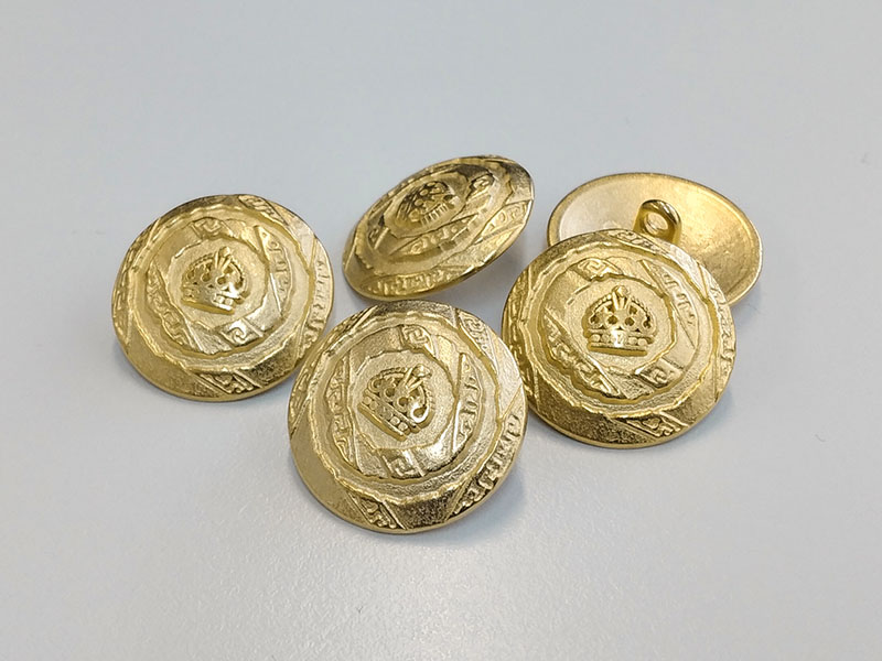 Goldfarbener Knopf mit Krone
