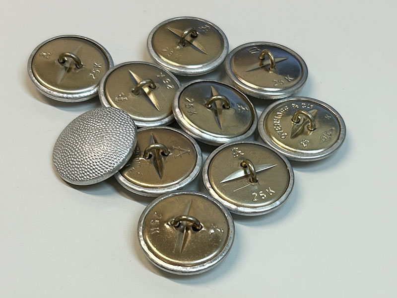 Gebrauchte Unifomknöpfe der Bundeswehr - silber gekörnte Oberfläche