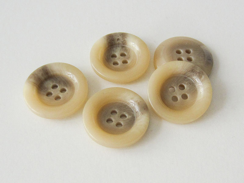 www.knopfparadies.de - 5895hb - Beige melierte Mantelknöpfe mit vier Löchern