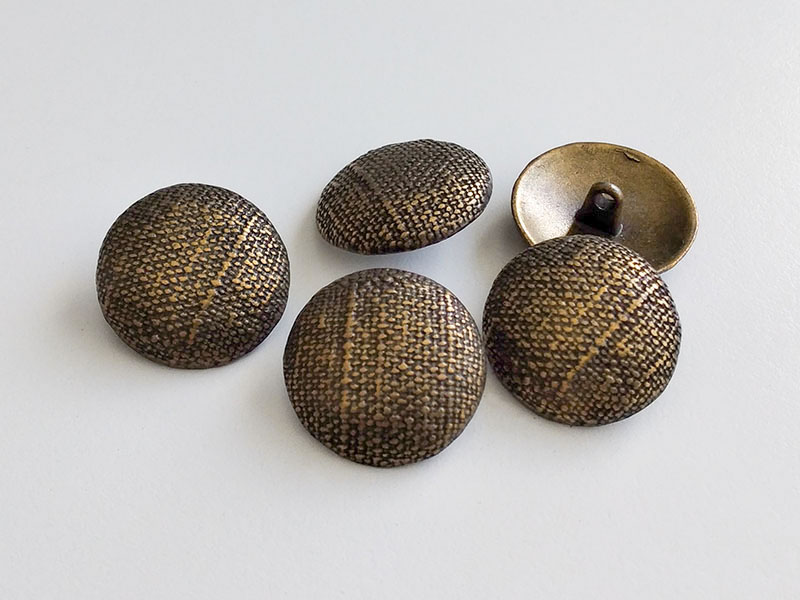 www.Knopfparadies.de - 2517am - Interessante, altmessingfarbene Metallknöpfe mit Stoffstrukturmuster