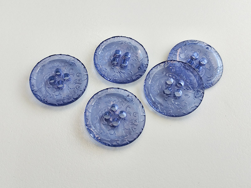 www.knopfparadies.de - 4140hb - Transparent mittelblaue Kunststoffknöpfe mit floralem Muster