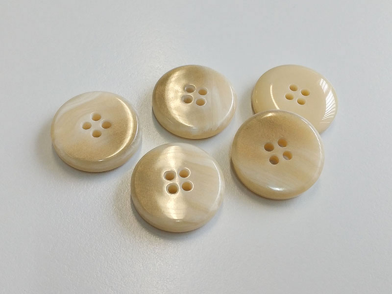Beige weiß melierter Vierloch Knopf mit Gold Schimmer
