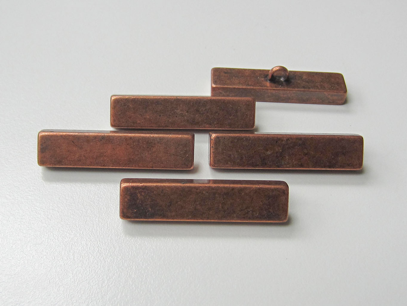 www.Knopfparadies.de - 5548ku - Schwere altkupferfarbene Metallknöpfe in Knebel Form