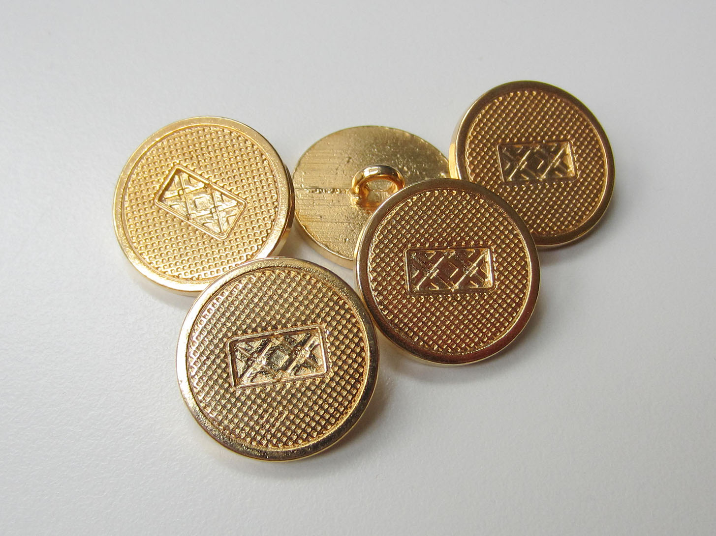 Goldfarbene schlichte Metallknöpfe