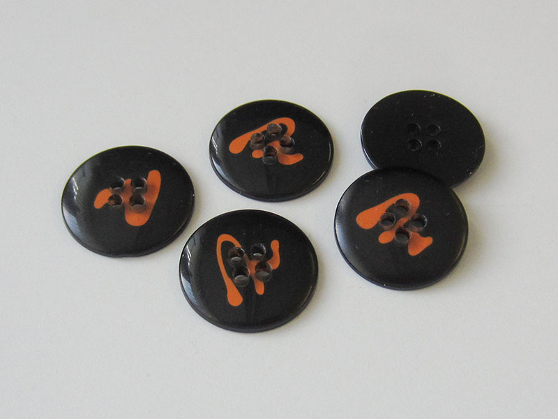 www.Knopfparadies.de - 1557so - Freche schwarz orange Knöpfe mit orginellem Muster