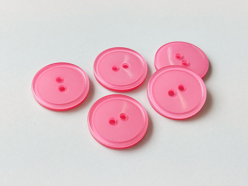 www.knopfparadies.de - 5191pi - Hübsche Zweilochknöpfe aus Kunststoff in fröhlichemn pink