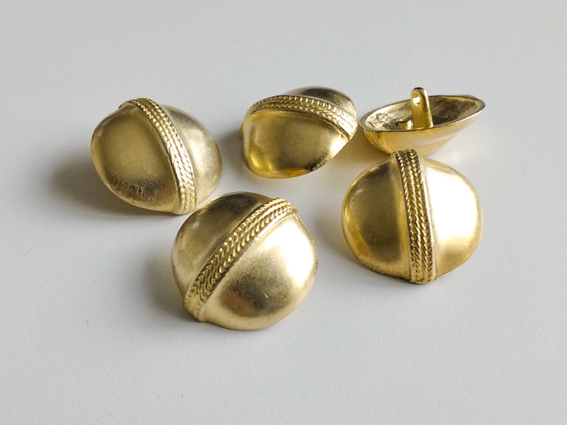 www.knopfparadies.de - 6059go - Goldfarbene Metallknöpfe mit Zierband
