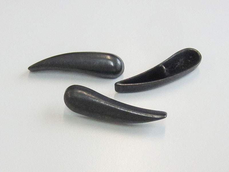 www.Knopfparadies.de - 0888ei - Große nierenförmige Metallknöpfe in Eisen als Knebelknöpfe