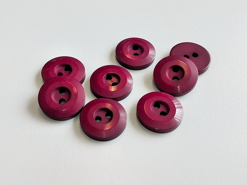 www.knopfparadies.de - 6098dr - Weinrote Zweilochknöpfe aus Kunststoff