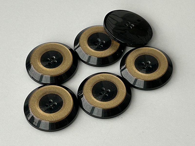 Klassische Kunststoffknöpfe in Schwarz-Gold
