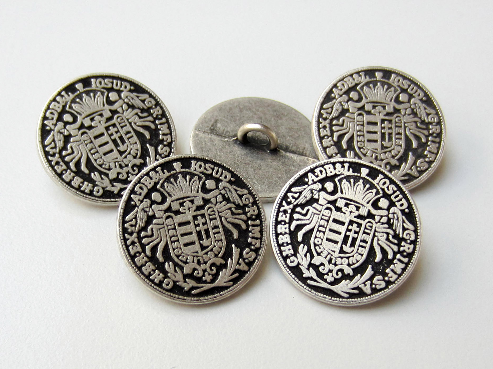 Edler silberfb. Münz Metall Knopf mit Wappen & Engeln