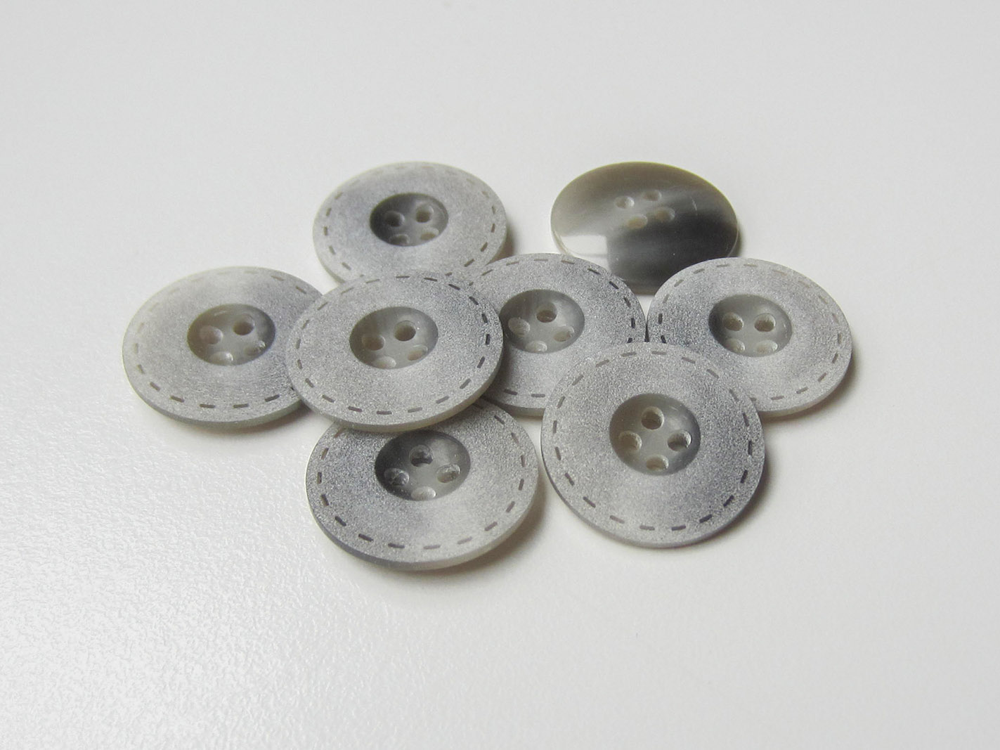Grau mattierter Vierloch Knopf mit Steppnaht Design