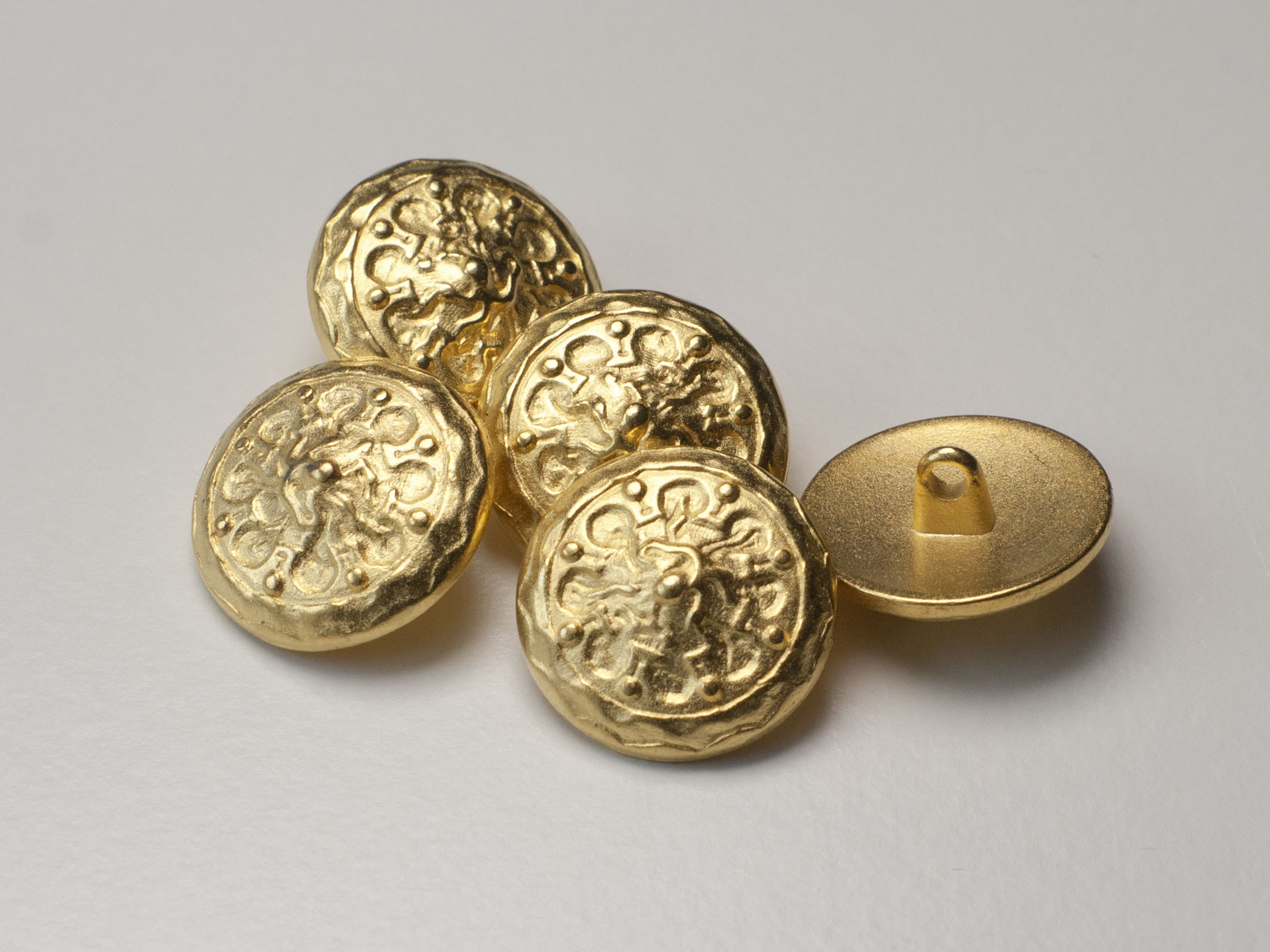 Interessante goldfarbene Metallknöpfe