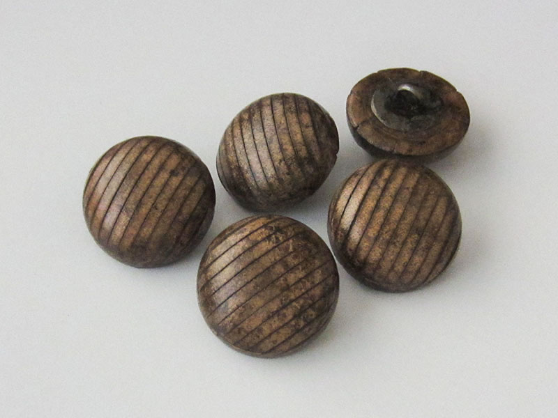 www.knopfparadies.de - 2626br - Lederknöpfe, braun meliert, mit Zierschlitzen