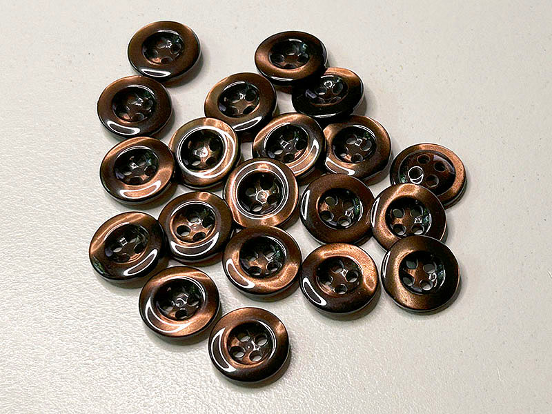 Braune Hemdenknöpfe mit Perlmuttschimmer